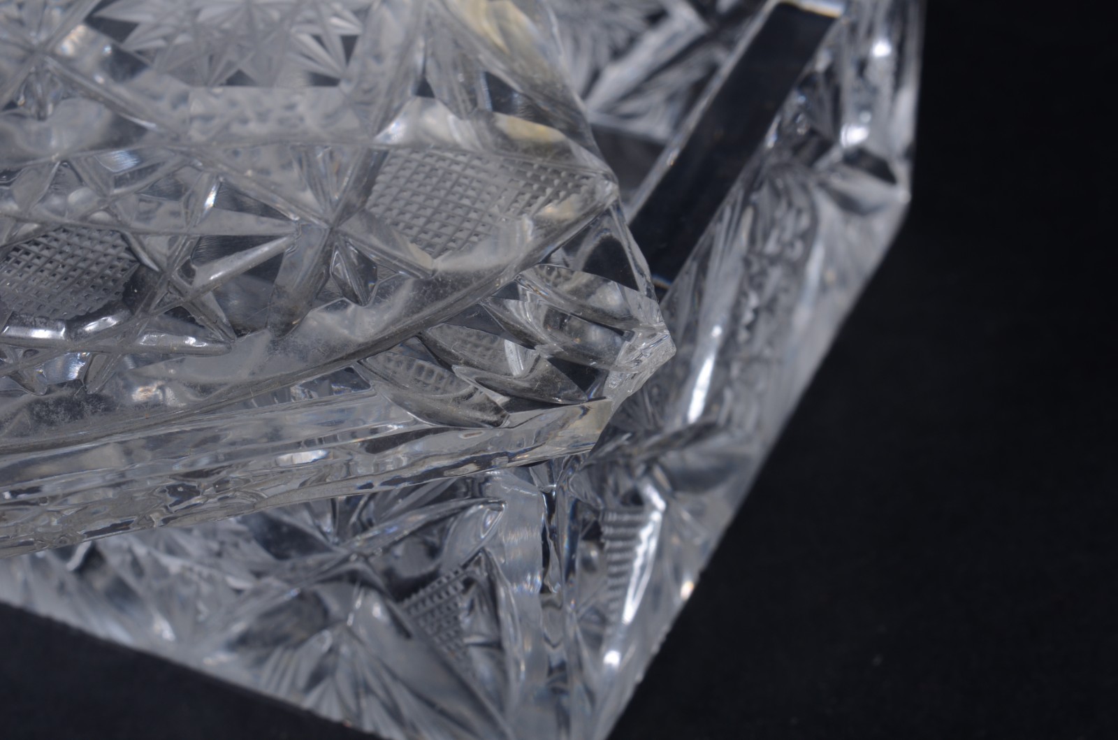 Três peças diversas de cristal lapidado, sendo: Prato redondo... - foto 10 de 10