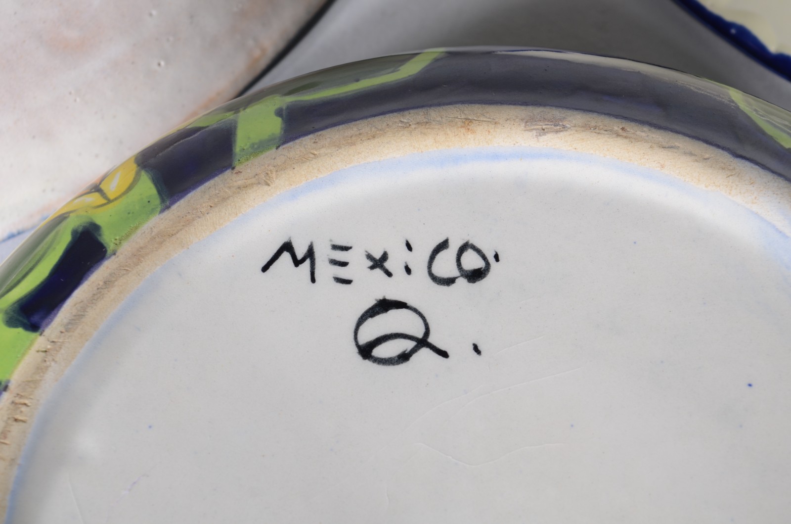 Cinco peças diversas de cerâmica mexicana, sendo fruteira e par de... - foto 9 de 11