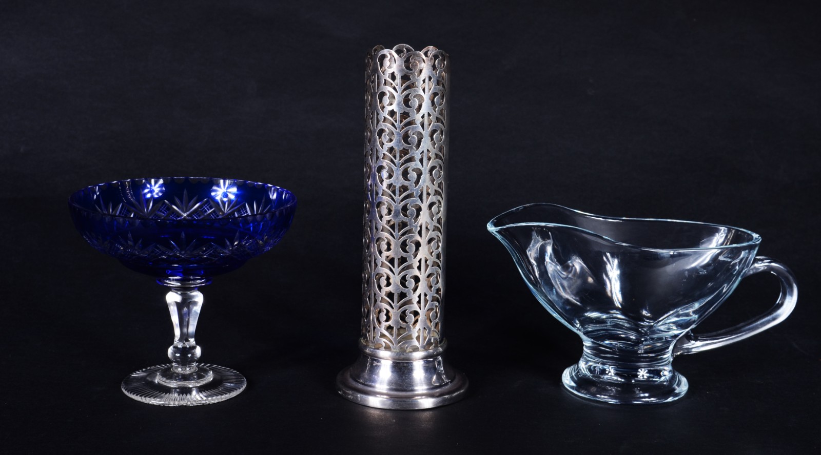 Três peças diversas, sendo: pequena fruteira de cristal doublé azul... - foto 1 de 8