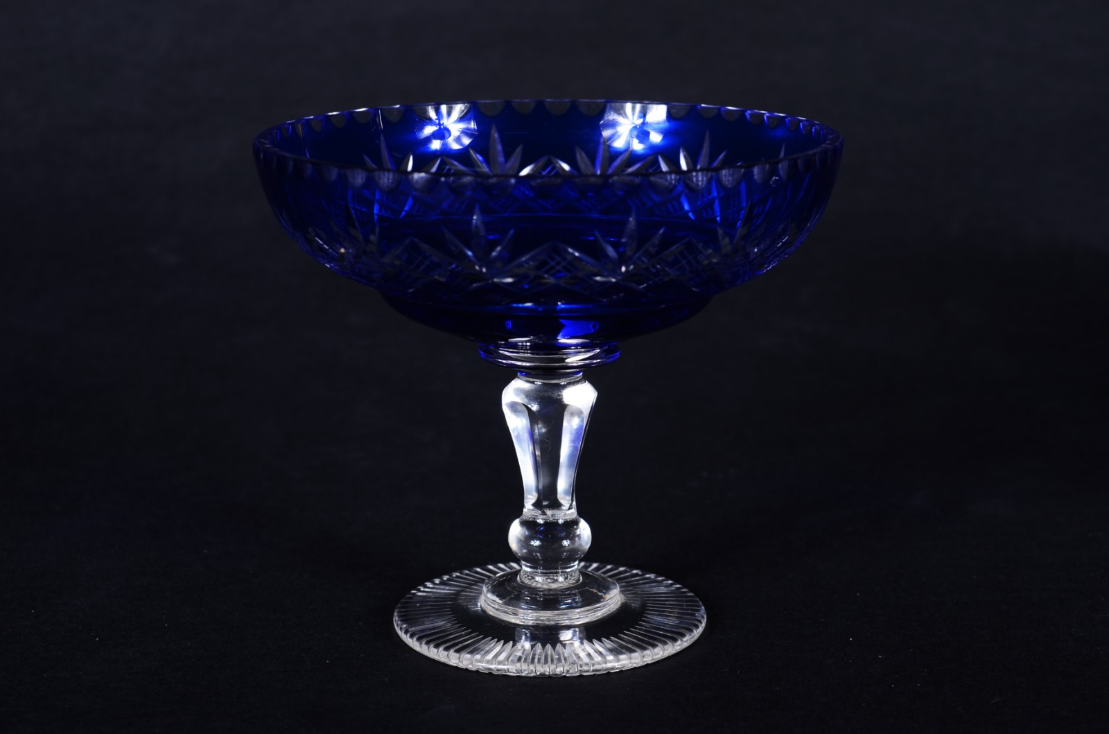Três peças diversas, sendo: pequena fruteira de cristal doublé azul... - foto 6 de 8