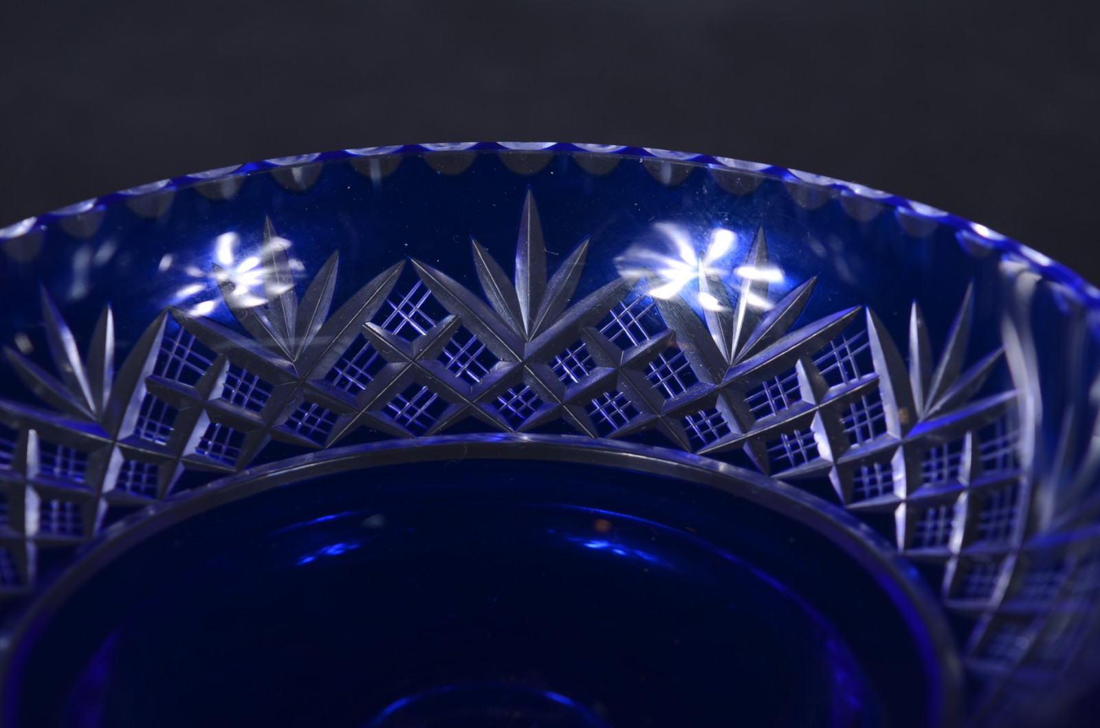 Três peças diversas, sendo: pequena fruteira de cristal doublé azul... - foto 7 de 8