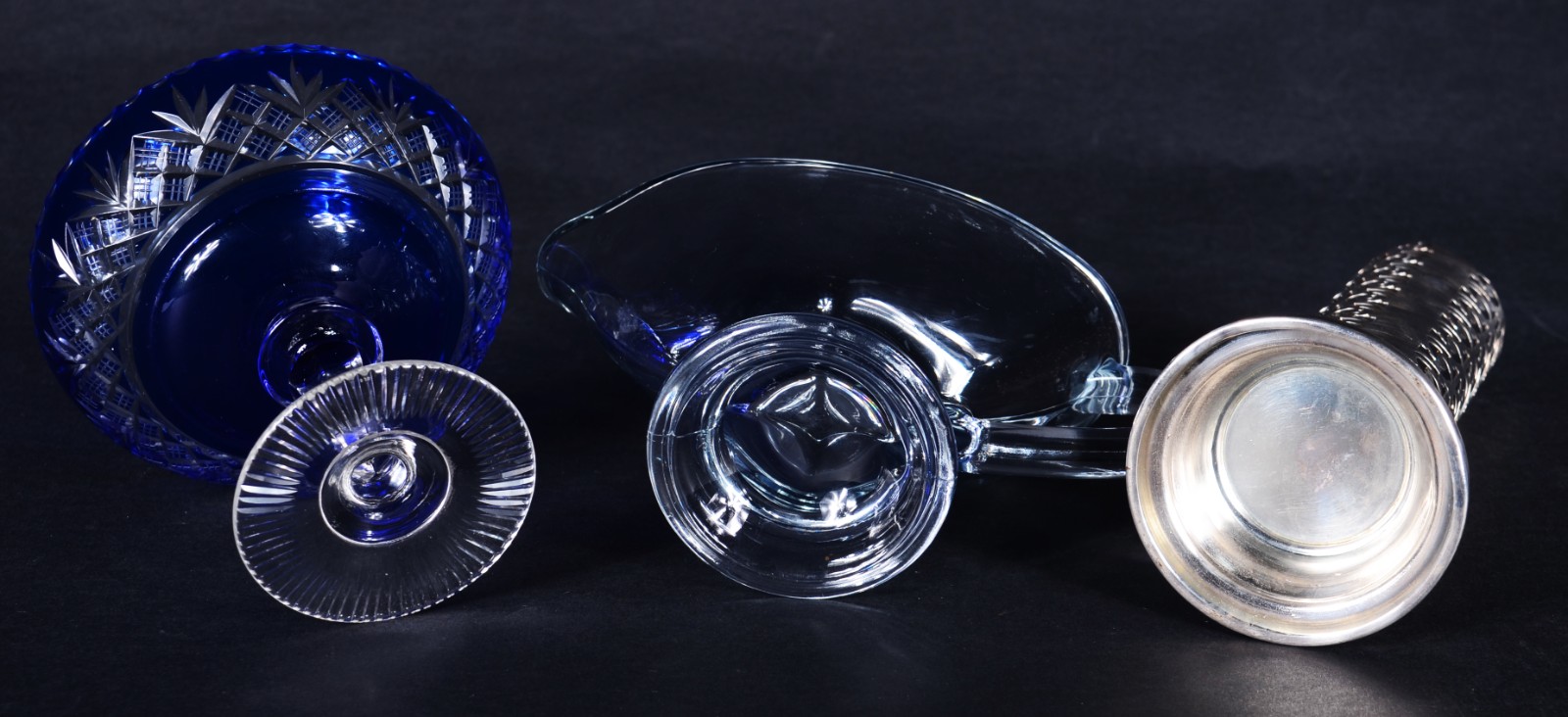 Três peças diversas, sendo: pequena fruteira de cristal doublé azul... - foto 8 de 8