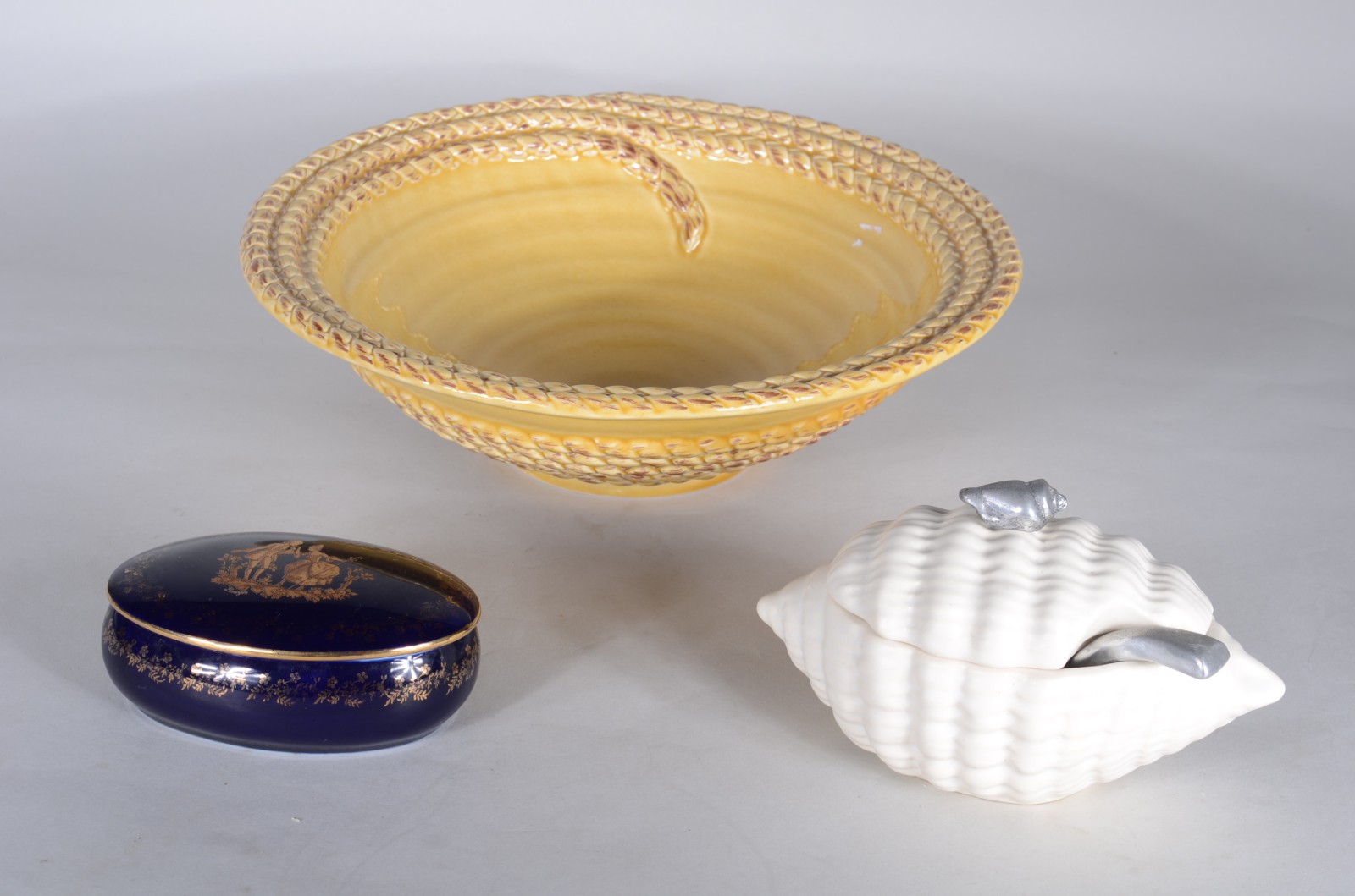 Três peças diversas de porcelana, sendo saladeira italiana na cor... - foto 1 de 11