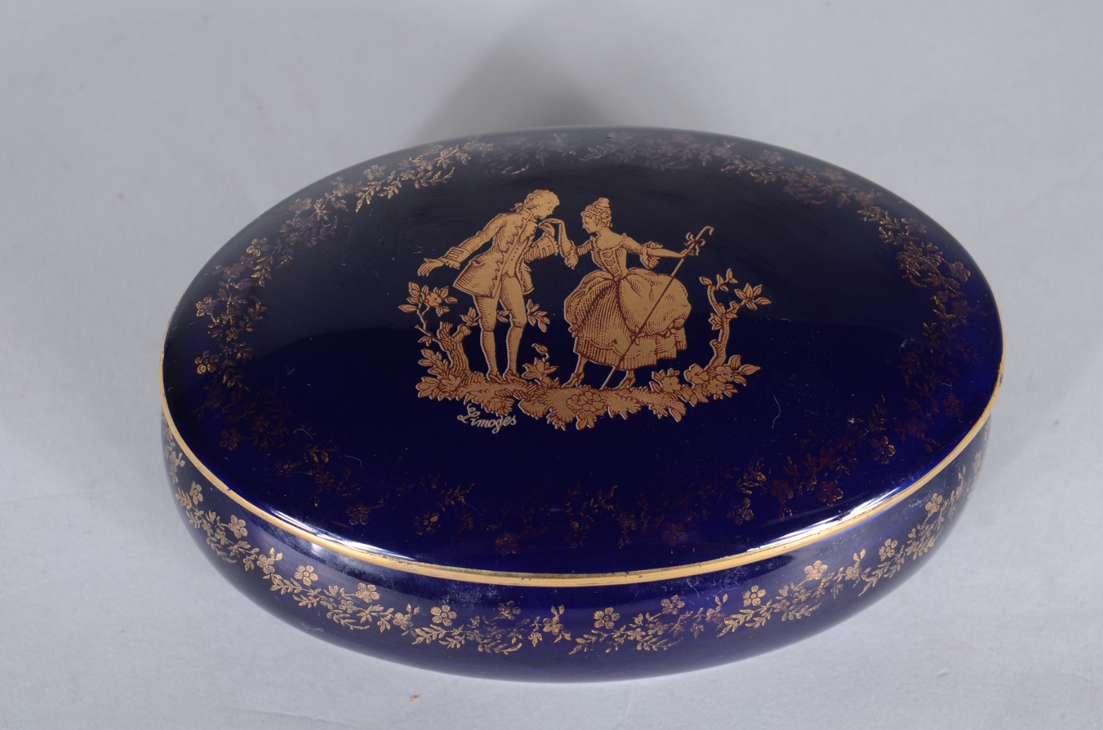 Três peças diversas de porcelana, sendo saladeira italiana na cor... - foto 5 de 11