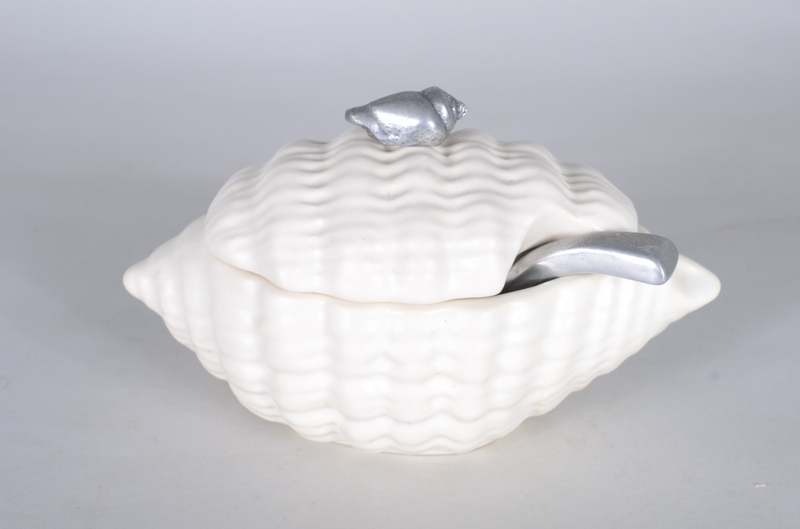 Três peças diversas de porcelana, sendo saladeira italiana na cor... - foto 7 de 11