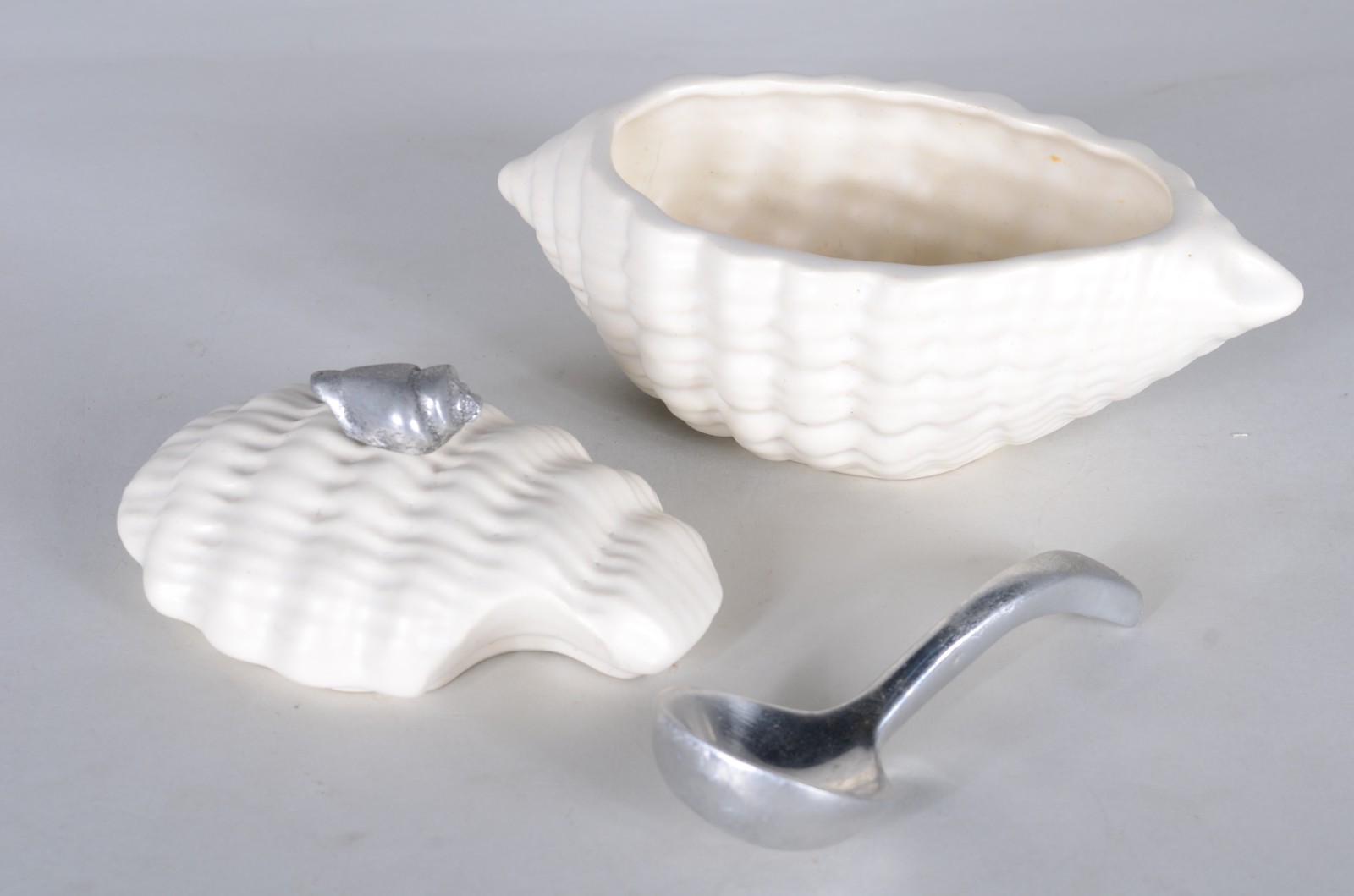 Três peças diversas de porcelana, sendo saladeira italiana na cor... - foto 8 de 11