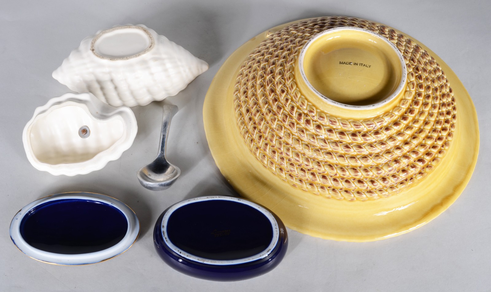 Três peças diversas de porcelana, sendo saladeira italiana na cor... - foto 9 de 11