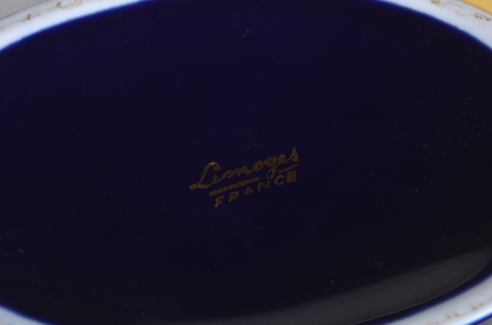 Três peças diversas de porcelana, sendo saladeira italiana na cor... - foto 10 de 11