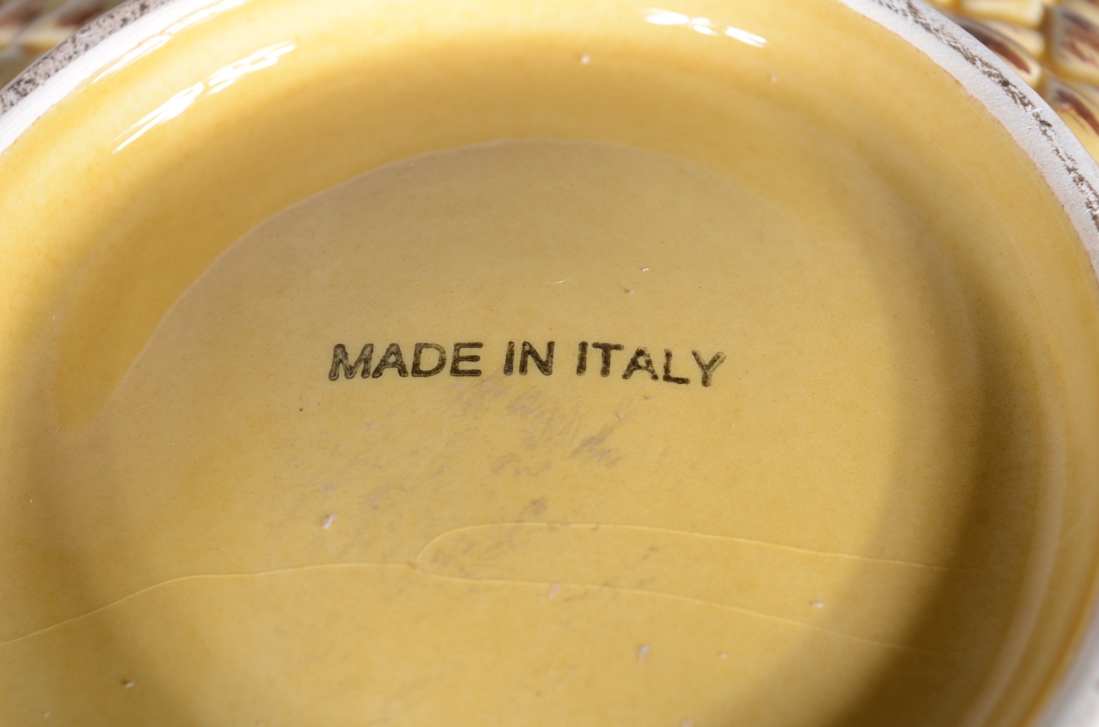Três peças diversas de porcelana, sendo saladeira italiana na cor... - foto 11 de 11