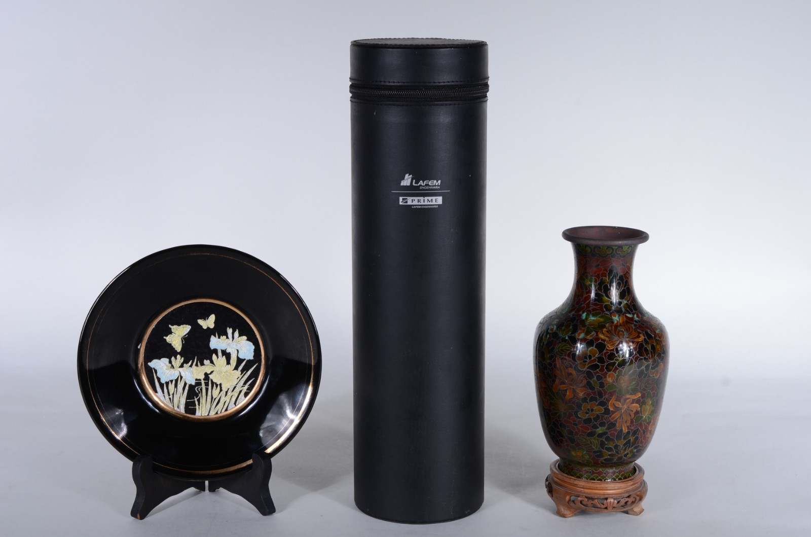 Três peças diversas, sendo: vaso de cloisonné com base de madeira... - foto 1 de 11