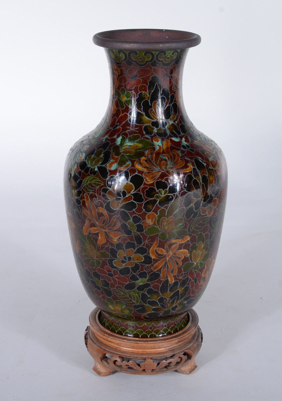 Três peças diversas, sendo: vaso de cloisonné com base de madeira... - foto 6 de 11
