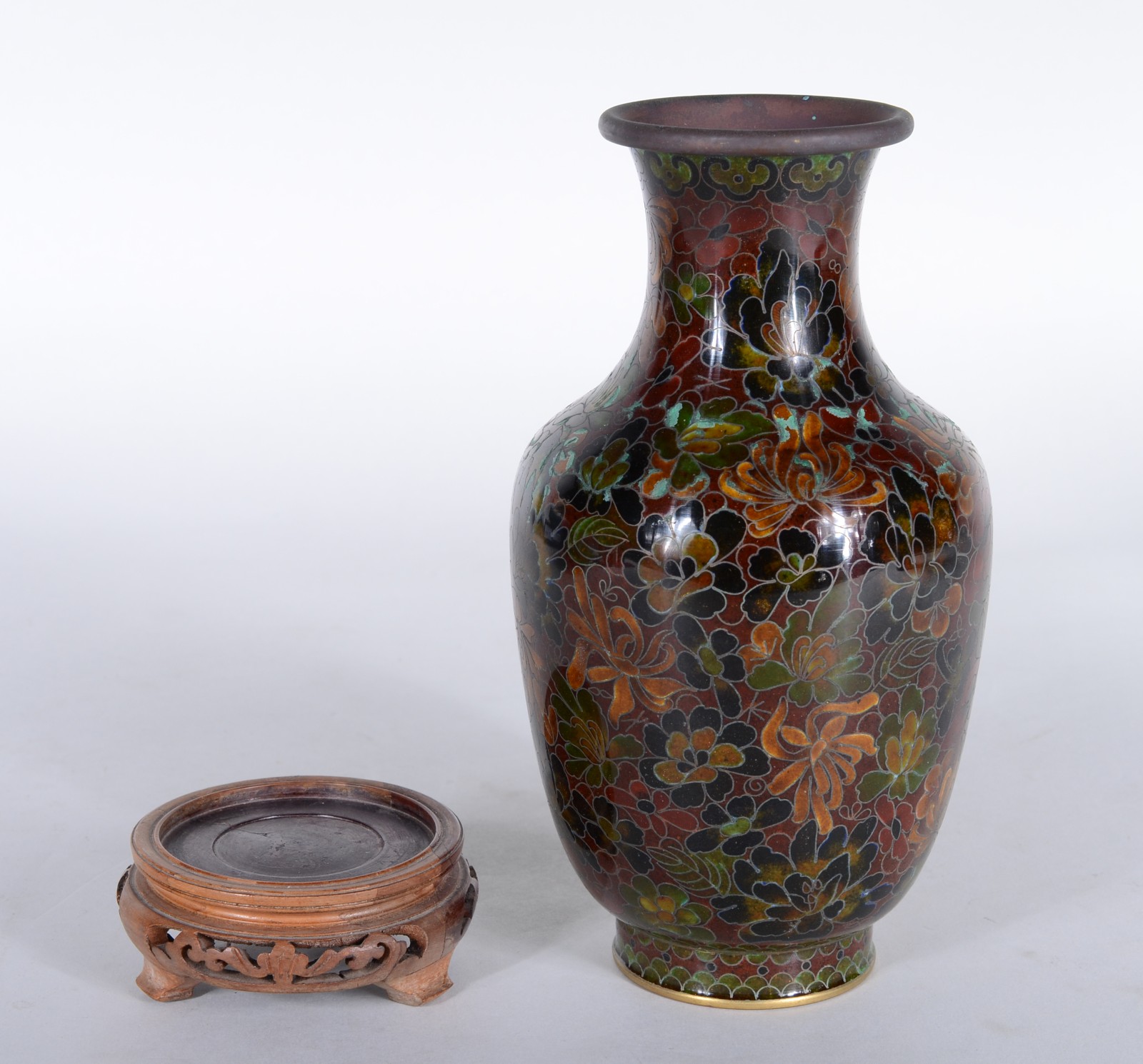 Três peças diversas, sendo: vaso de cloisonné com base de madeira... - foto 7 de 11