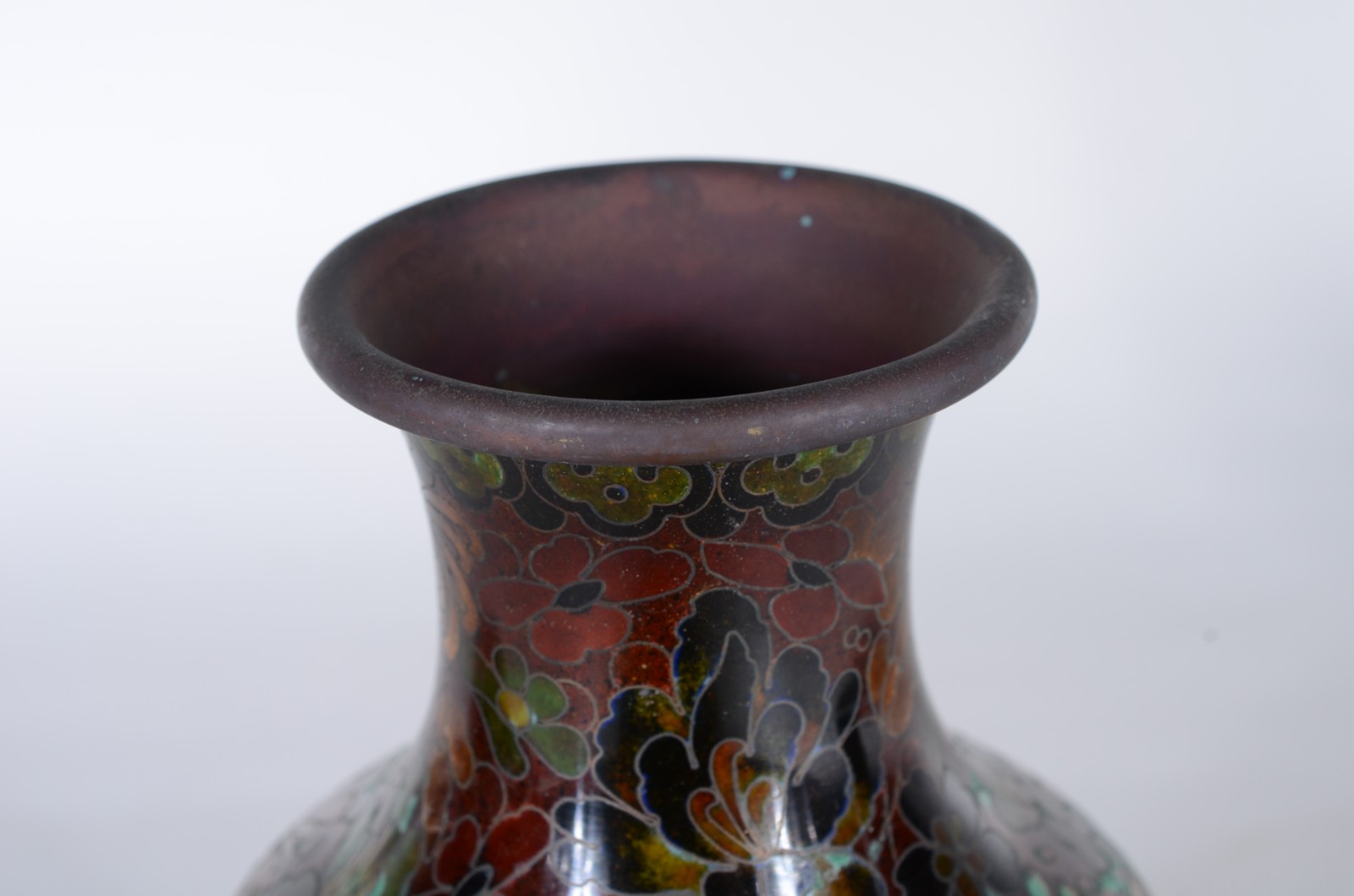 Três peças diversas, sendo: vaso de cloisonné com base de madeira... - foto 8 de 11