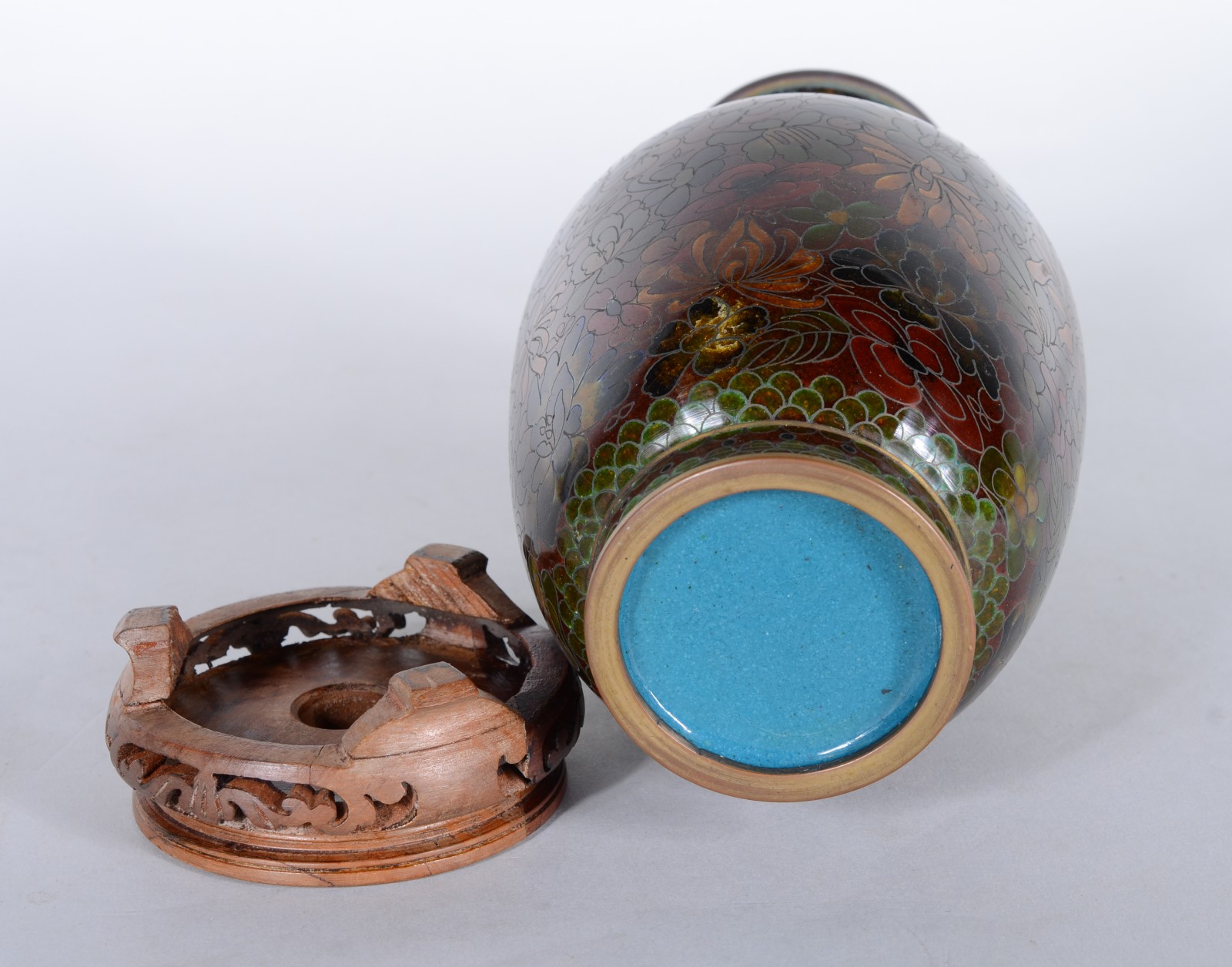 Três peças diversas, sendo: vaso de cloisonné com base de madeira... - foto 9 de 11
