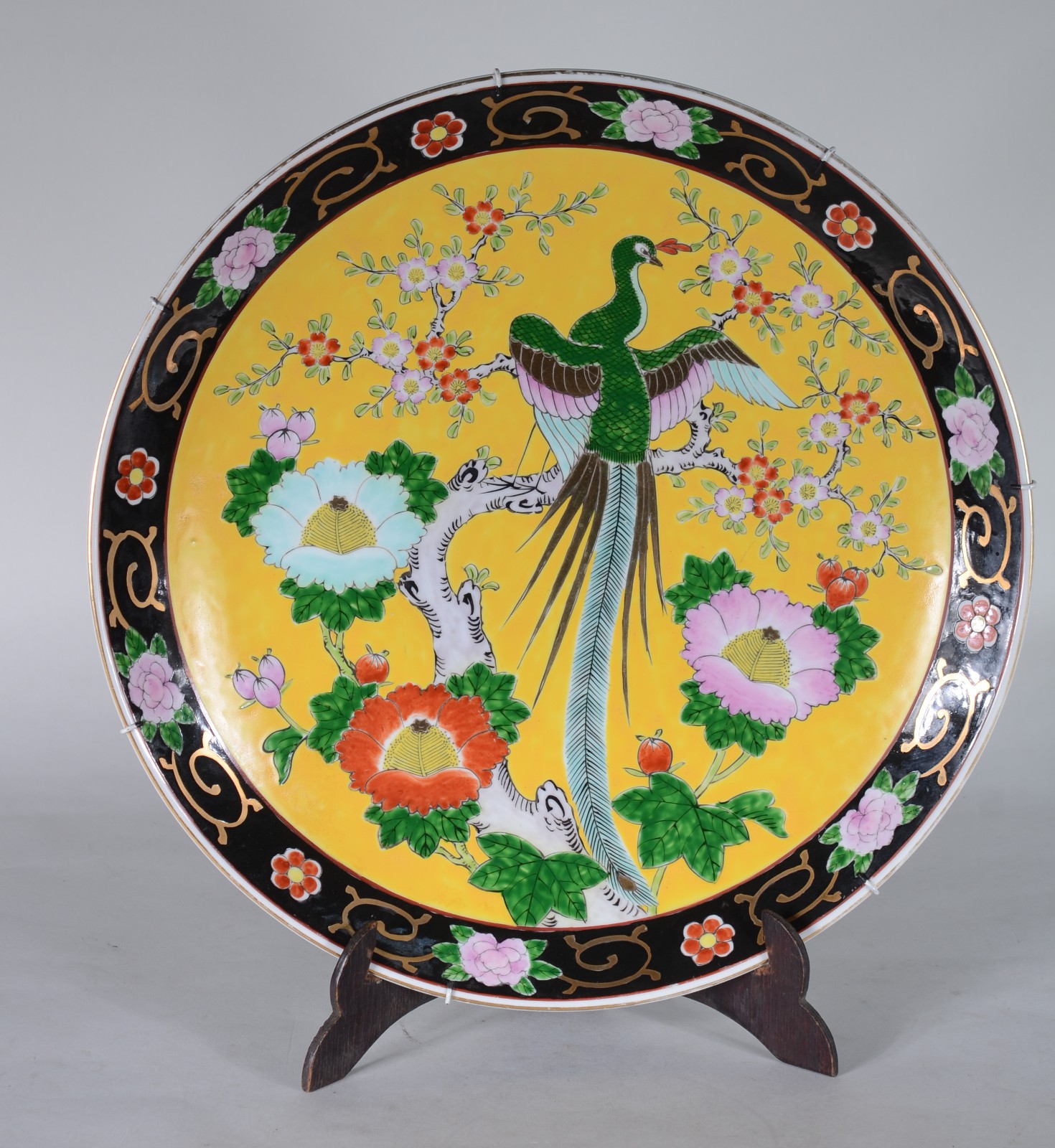 Medalhão de porcelana oriental decorado com ave do paraíso e flores... - foto 1 de 6