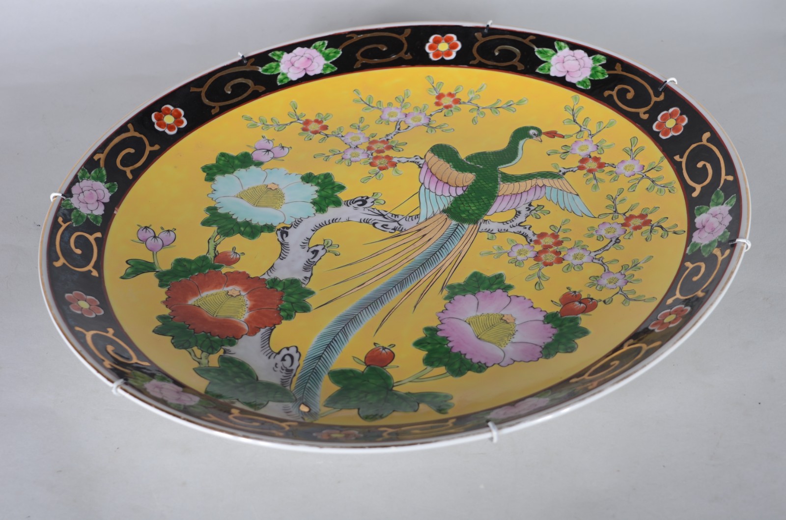 Medalhão de porcelana oriental decorado com ave do paraíso e flores... - foto 2 de 6
