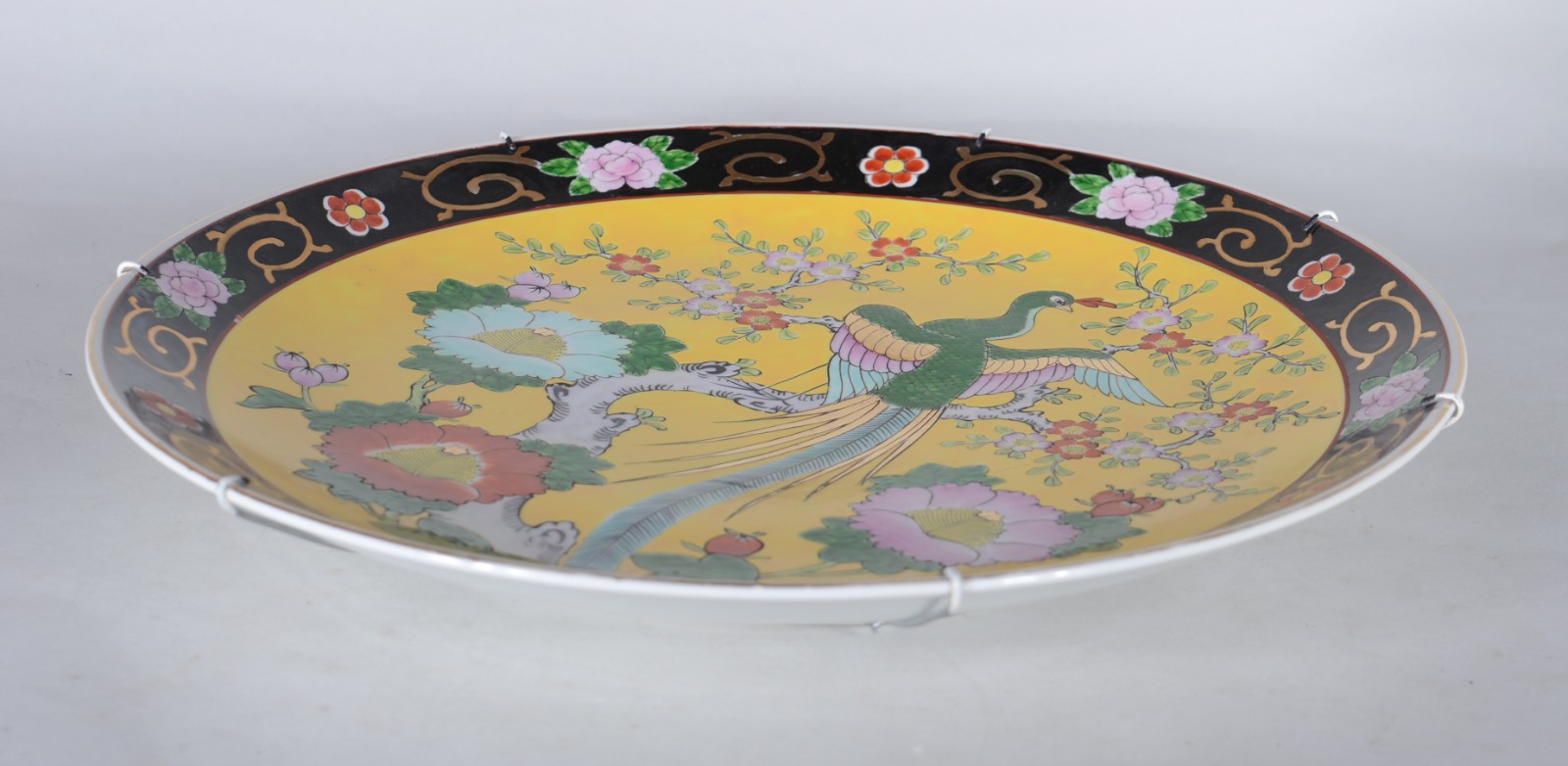 Medalhão de porcelana oriental decorado com ave do paraíso e flores... - foto 3 de 6