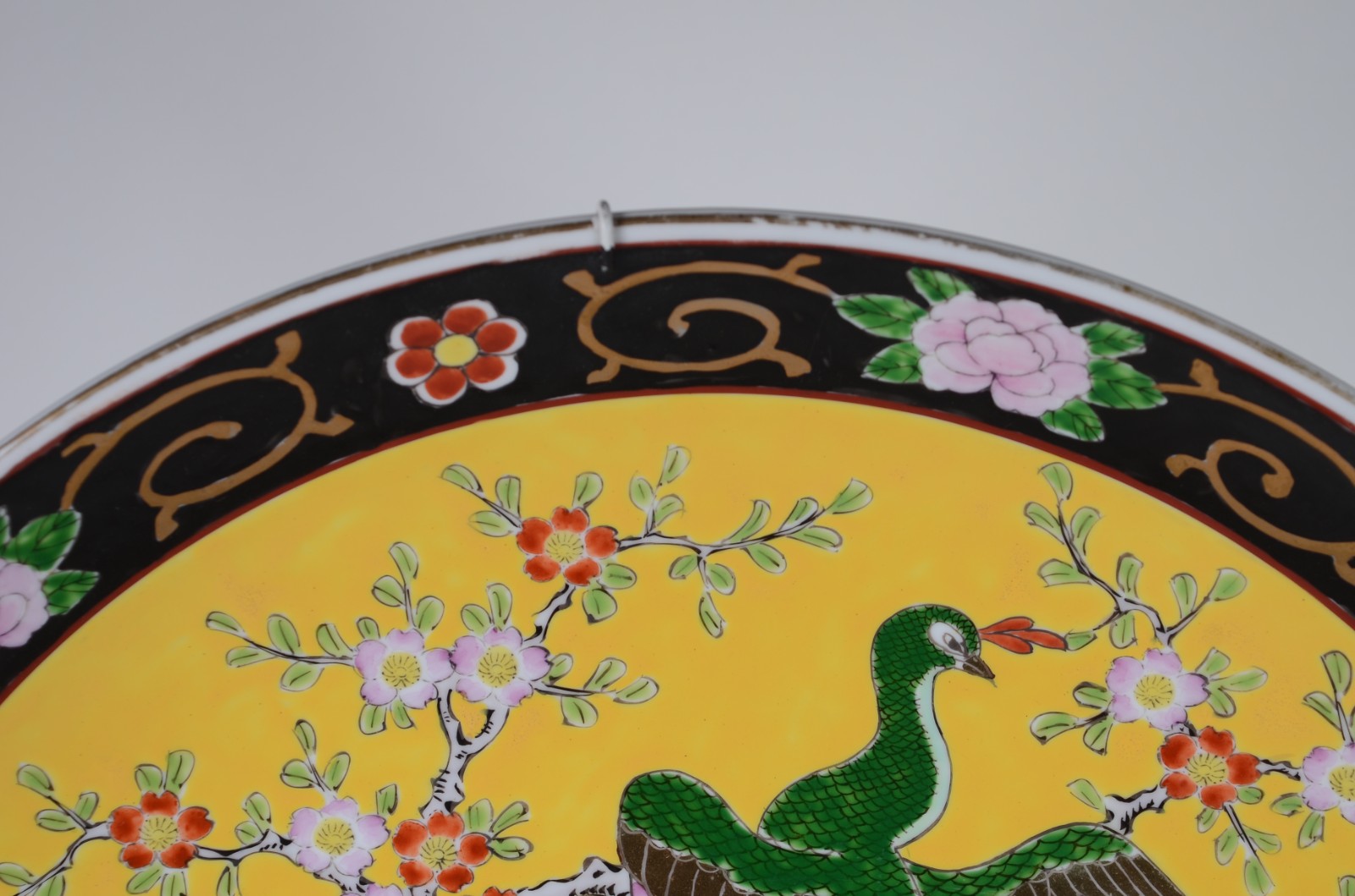 Medalhão de porcelana oriental decorado com ave do paraíso e flores... - foto 4 de 6
