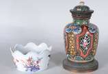 Duas peças, sendo: bowl de porcelana portuguesa... - Duas peças, sendo: bowl de porcelana portuguesa Vista alegre com fundo branco e borda dentada e potiche frances de porcelana policromada com gua...