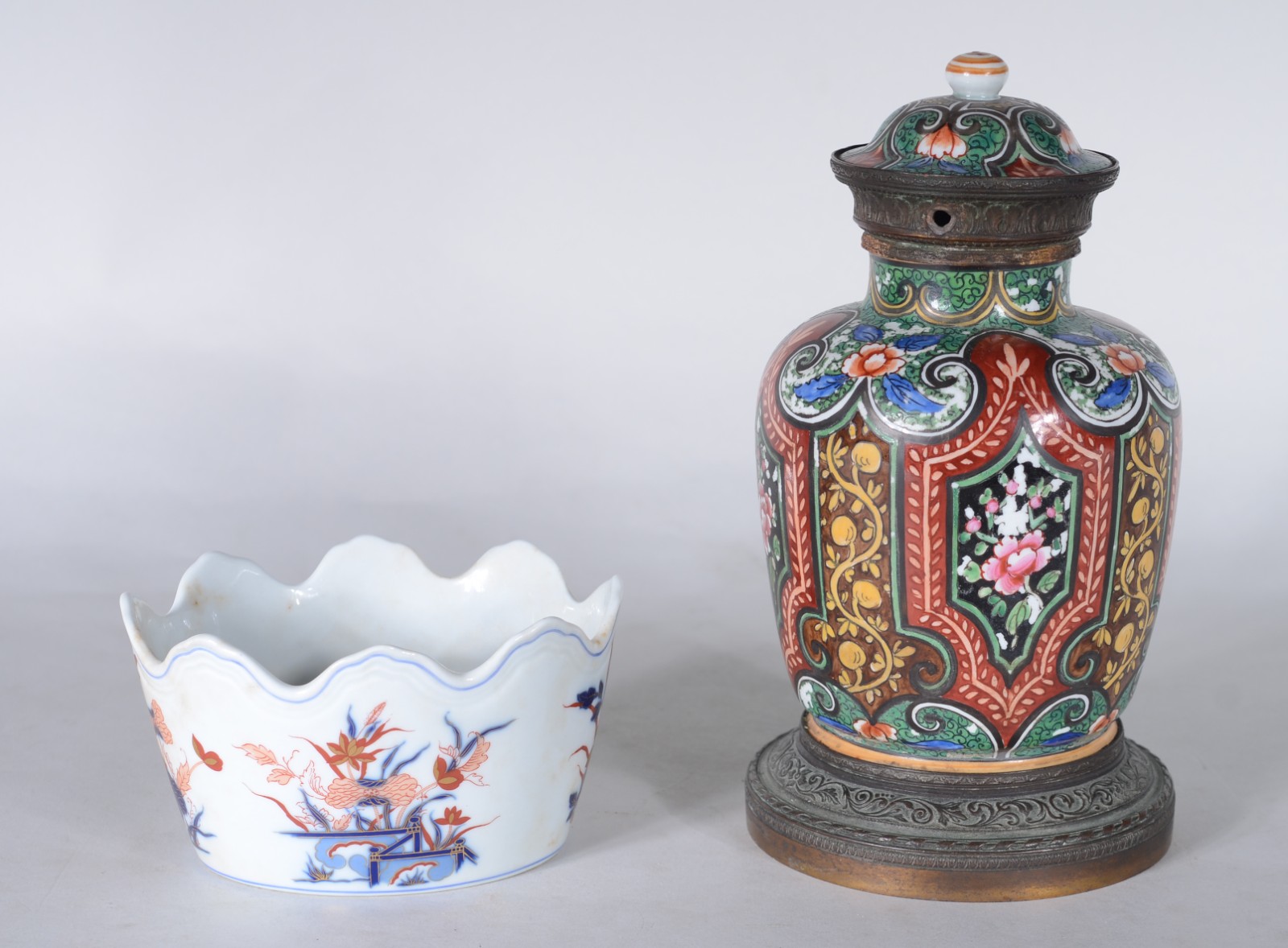 Duas peças, sendo: bowl de porcelana portuguesa Vista alegre com... - foto 1 de 10