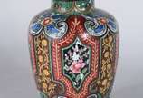 Duas peças, sendo: bowl de porcelana portuguesa... - Duas peças, sendo: bowl de porcelana portuguesa Vista alegre com fundo branco e borda dentada e potiche frances de porcelana policromada com gua...