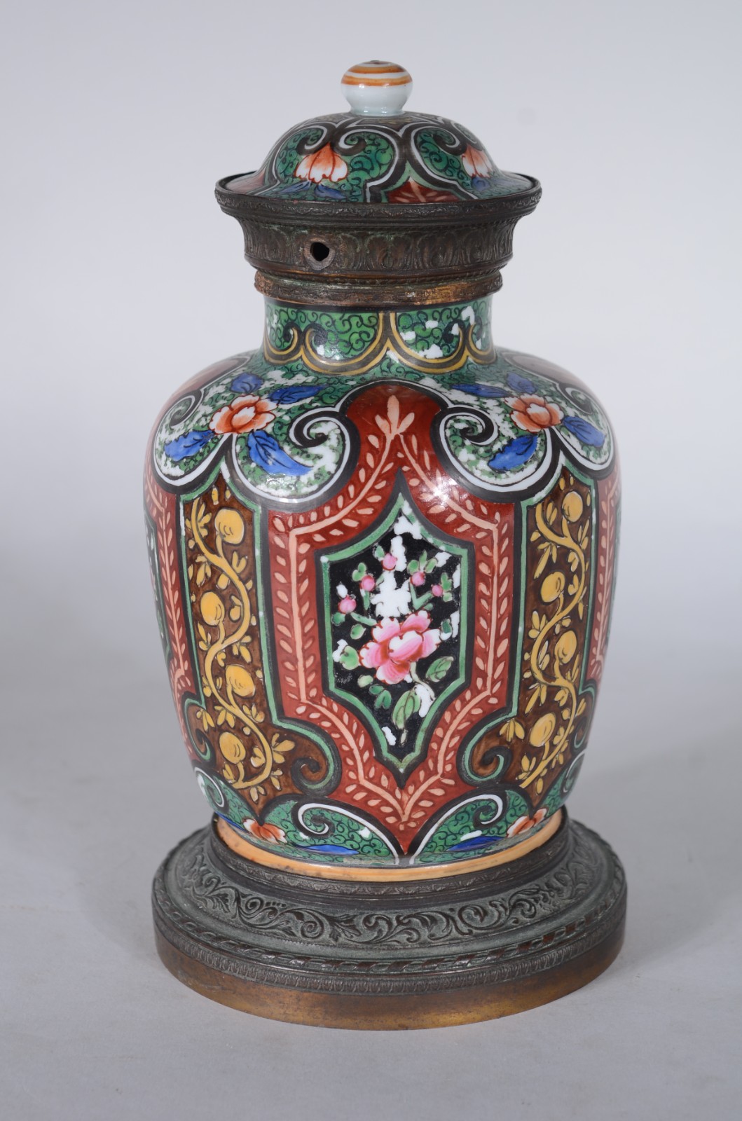 Duas peças, sendo: bowl de porcelana portuguesa Vista alegre com... - foto 2 de 10