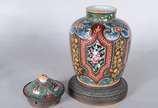 Duas peças, sendo: bowl de porcelana portuguesa... - Duas peças, sendo: bowl de porcelana portuguesa Vista alegre com fundo branco e borda dentada e potiche frances de porcelana policromada com gua...