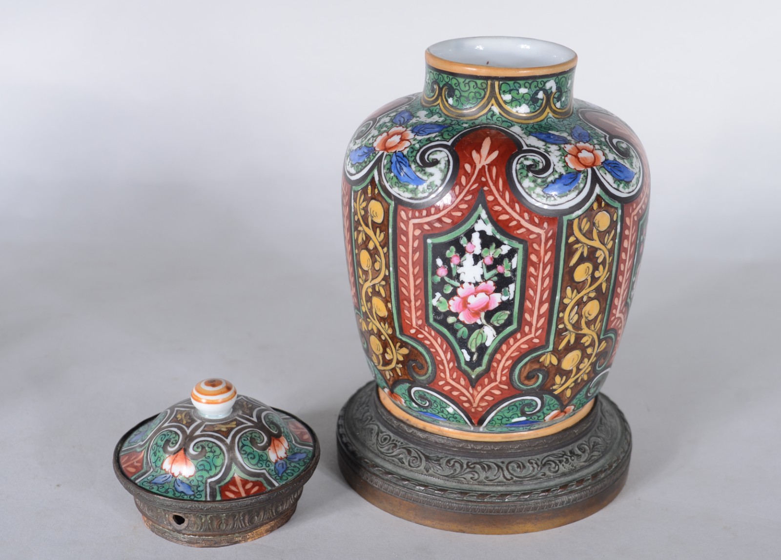 Duas peças, sendo: bowl de porcelana portuguesa Vista alegre com... - foto 3 de 10