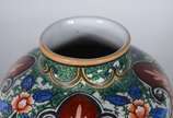 Duas peças, sendo: bowl de porcelana portuguesa... - Duas peças, sendo: bowl de porcelana portuguesa Vista alegre com fundo branco e borda dentada e potiche frances de porcelana policromada com gua...