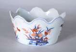 Duas peças, sendo: bowl de porcelana portuguesa... - Duas peças, sendo: bowl de porcelana portuguesa Vista alegre com fundo branco e borda dentada e potiche frances de porcelana policromada com gua...