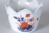 Duas peças, sendo: bowl de porcelana portuguesa... - Duas peças, sendo: bowl de porcelana portuguesa Vista alegre com fundo branco e borda dentada e potiche frances de porcelana policromada com gua...