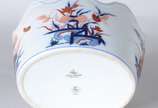 Duas peças, sendo: bowl de porcelana portuguesa... - Duas peças, sendo: bowl de porcelana portuguesa Vista alegre com fundo branco e borda dentada e potiche frances de porcelana policromada com gua...