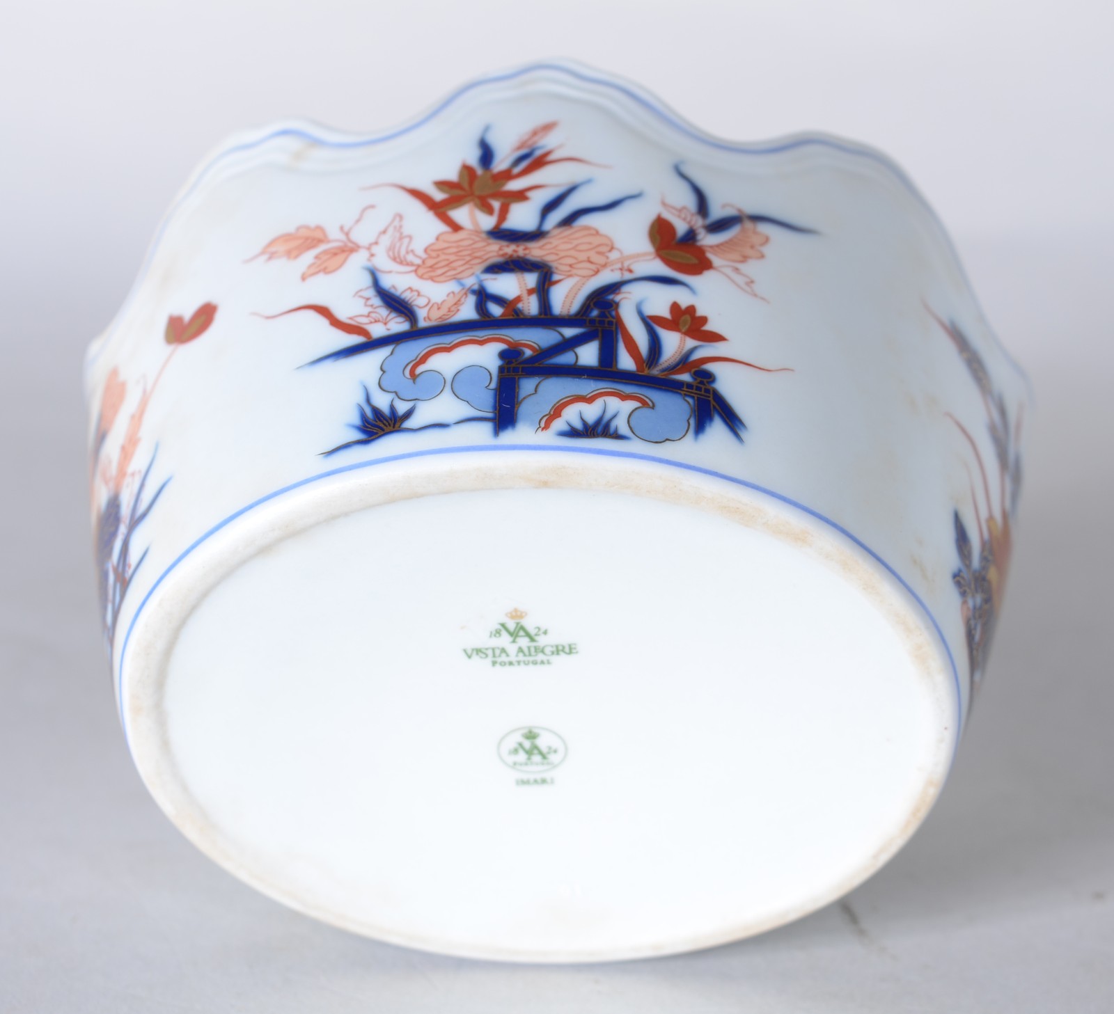Duas peças, sendo: bowl de porcelana portuguesa Vista alegre com... - foto 9 de 10