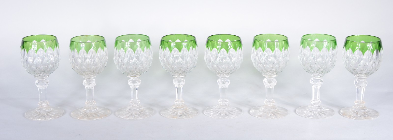 Oito cálices para licor de cristal europeu lapidado com bordas na cor... - foto 2 de 5
