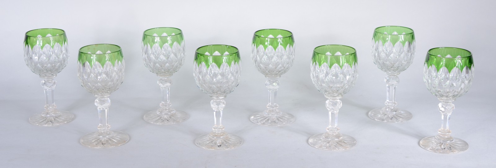 Oito cálices para licor de cristal europeu lapidado com bordas na cor... - foto 1 de 5