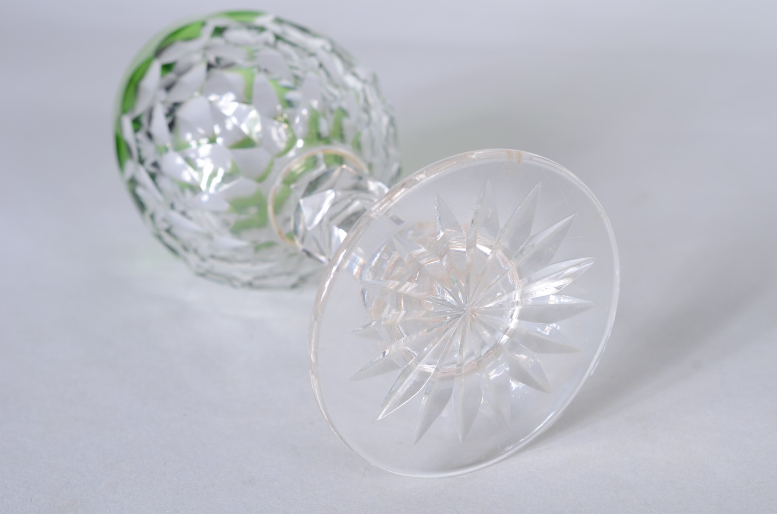 Oito cálices para licor de cristal europeu lapidado com bordas na cor... - foto 4 de 5