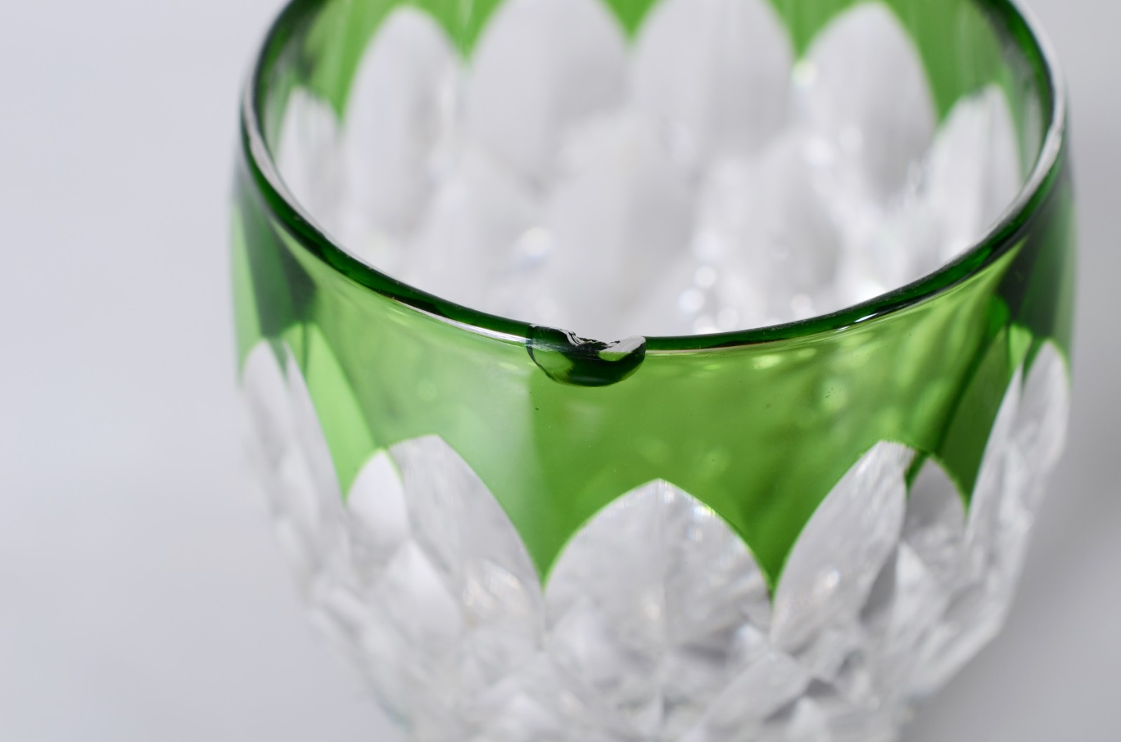 Oito cálices para licor de cristal europeu lapidado com bordas na cor... - foto 5 de 5