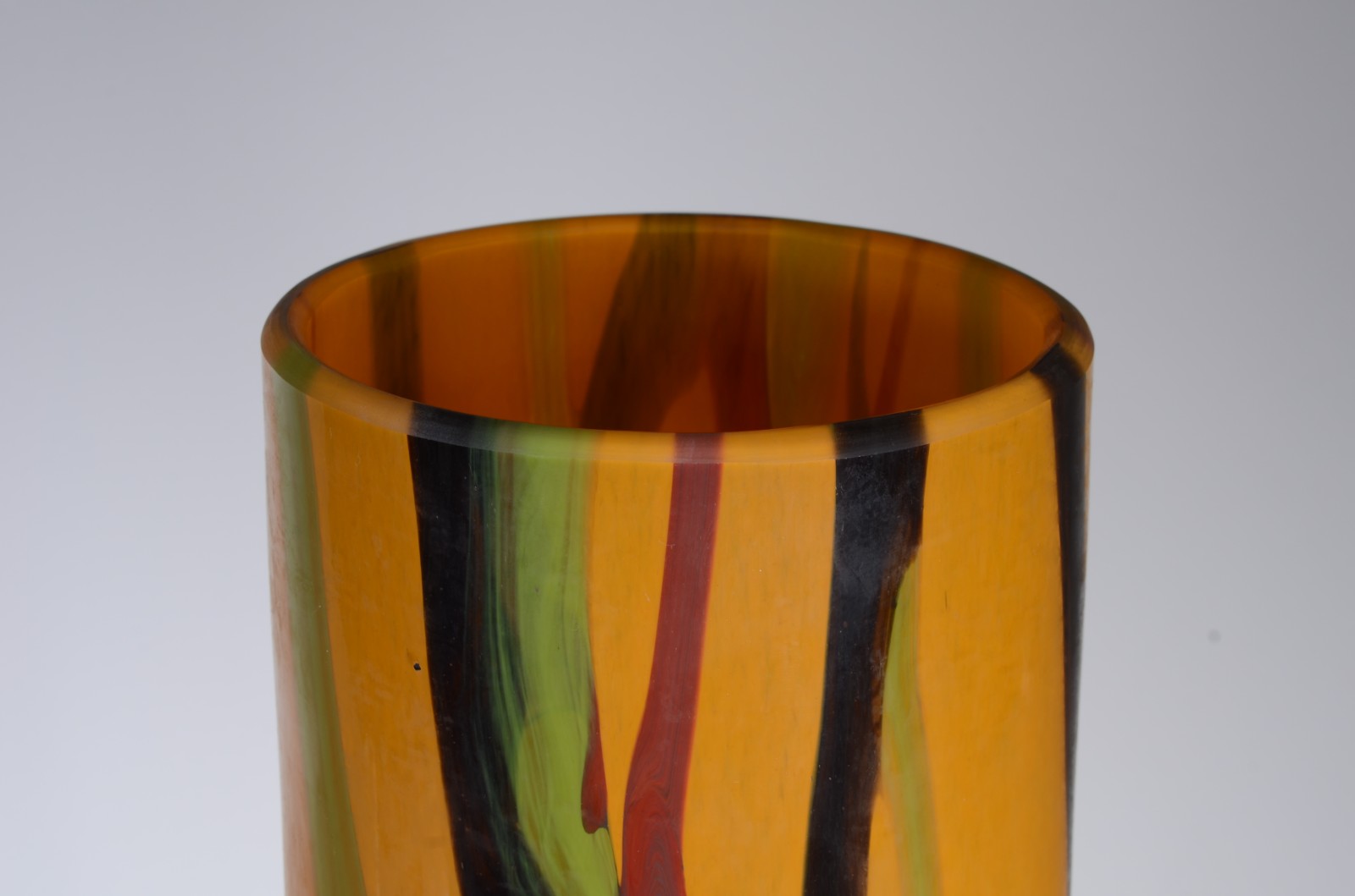 Vaso cilíndrico de vidro decorativo com mesclas coloridas sobre... - foto 2 de 4
