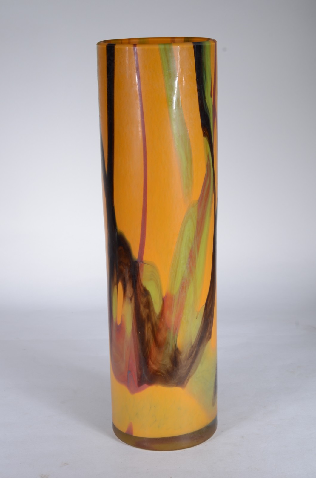 Vaso cilíndrico de vidro decorativo com mesclas coloridas sobre... - foto 3 de 4