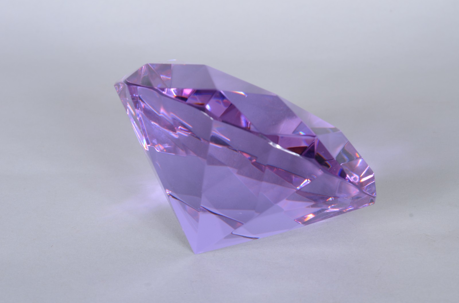 Enfeite de cristal na forma de "diamante lilás", no estojo. - foto 1 de 7