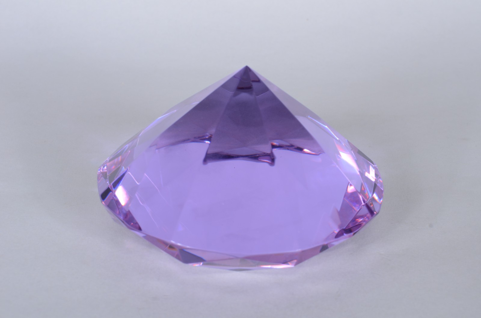 Enfeite de cristal na forma de "diamante lilás", no estojo. - foto 3 de 7