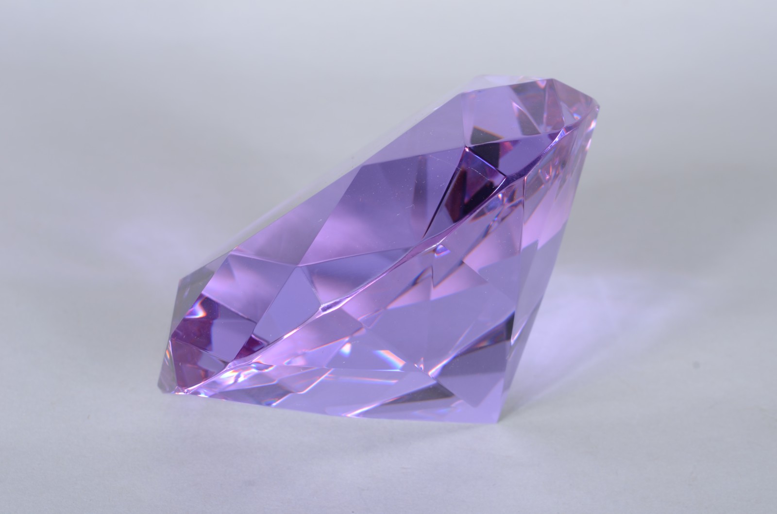 Enfeite de cristal na forma de "diamante lilás", no estojo. - foto 6 de 7