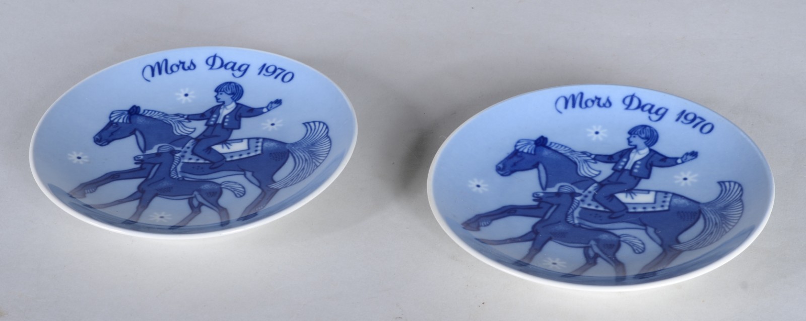Par de pratos de porcelana norueguesa em tons de azul, comemorativos... - foto 2 de 6