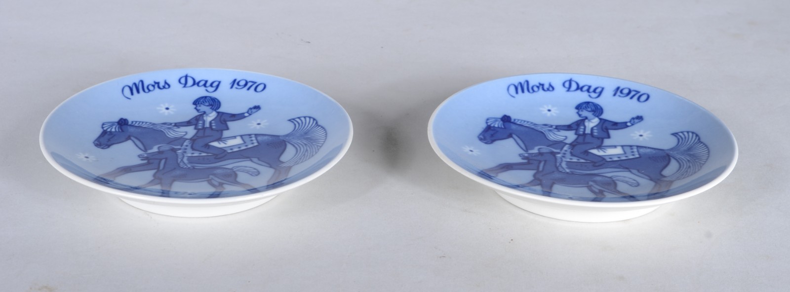 Par de pratos de porcelana norueguesa em tons de azul, comemorativos... - foto 3 de 6
