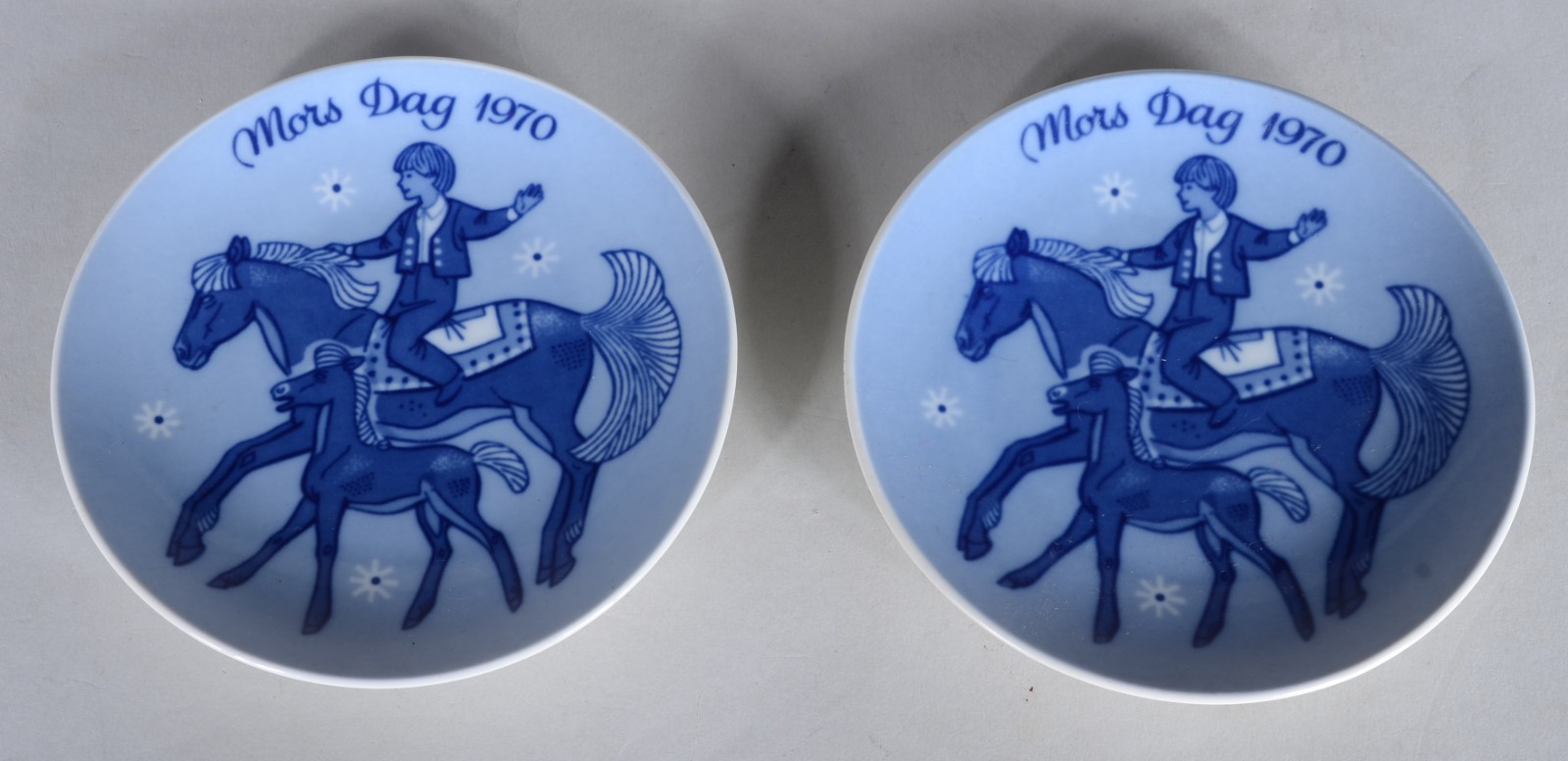 Par de pratos de porcelana norueguesa em tons de azul, comemorativos... - foto 1 de 6