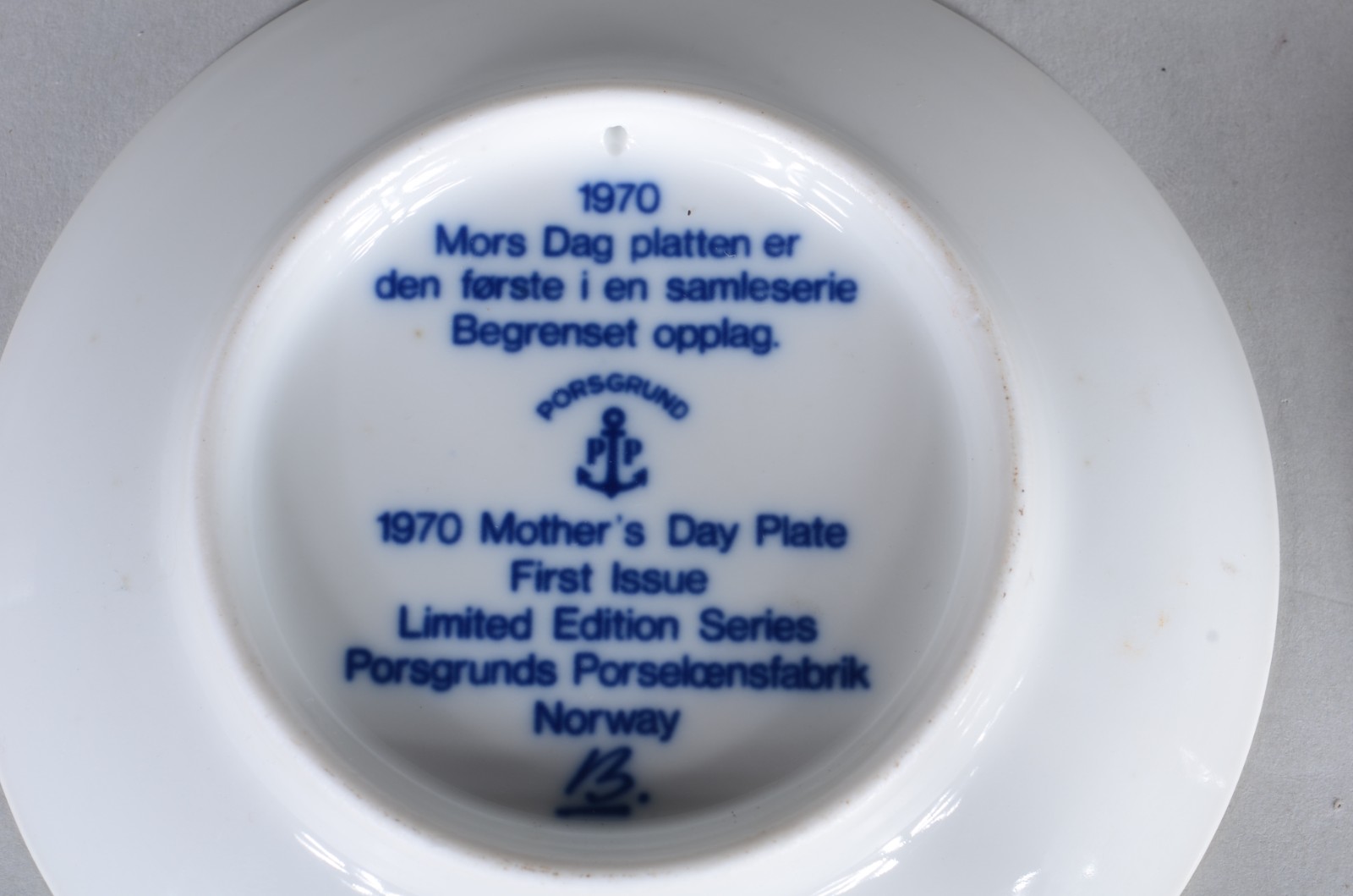 Par de pratos de porcelana norueguesa em tons de azul, comemorativos... - foto 5 de 6