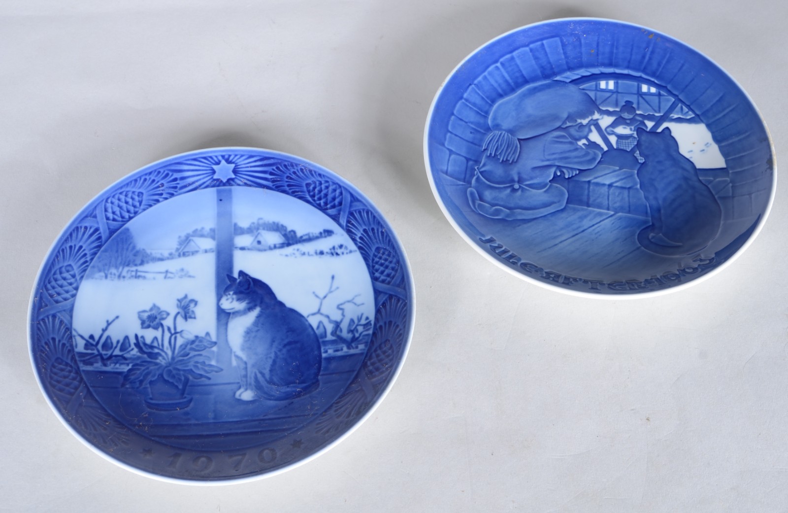 Par de pratos de porcelana dinamarquesa em tons de azul, decorados... - foto 1 de 7
