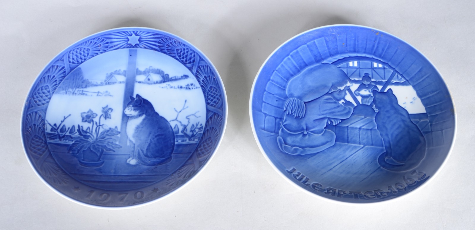 Par de pratos de porcelana dinamarquesa em tons de azul, decorados... - foto 2 de 7