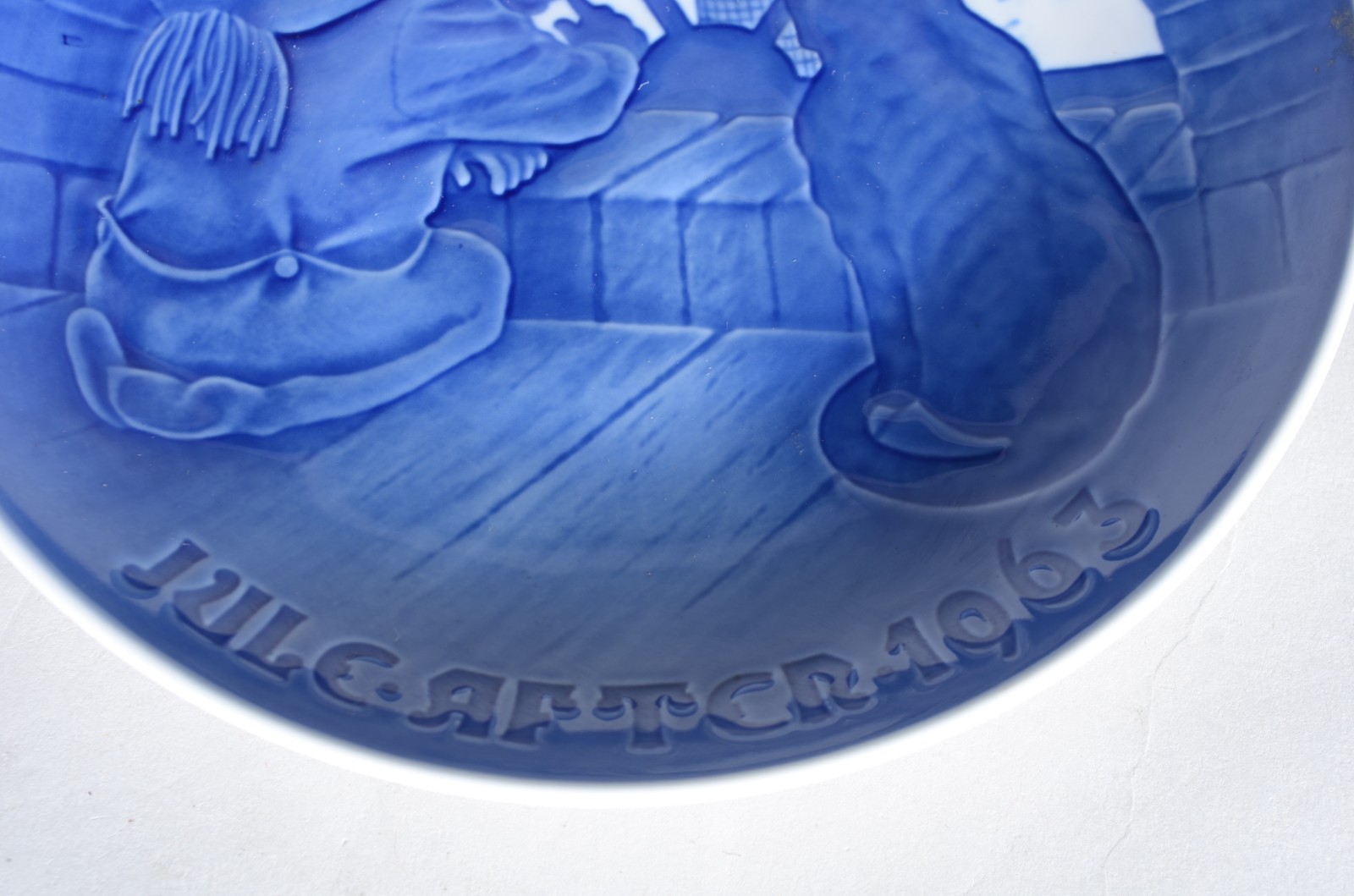 Par de pratos de porcelana dinamarquesa em tons de azul, decorados... - foto 3 de 7