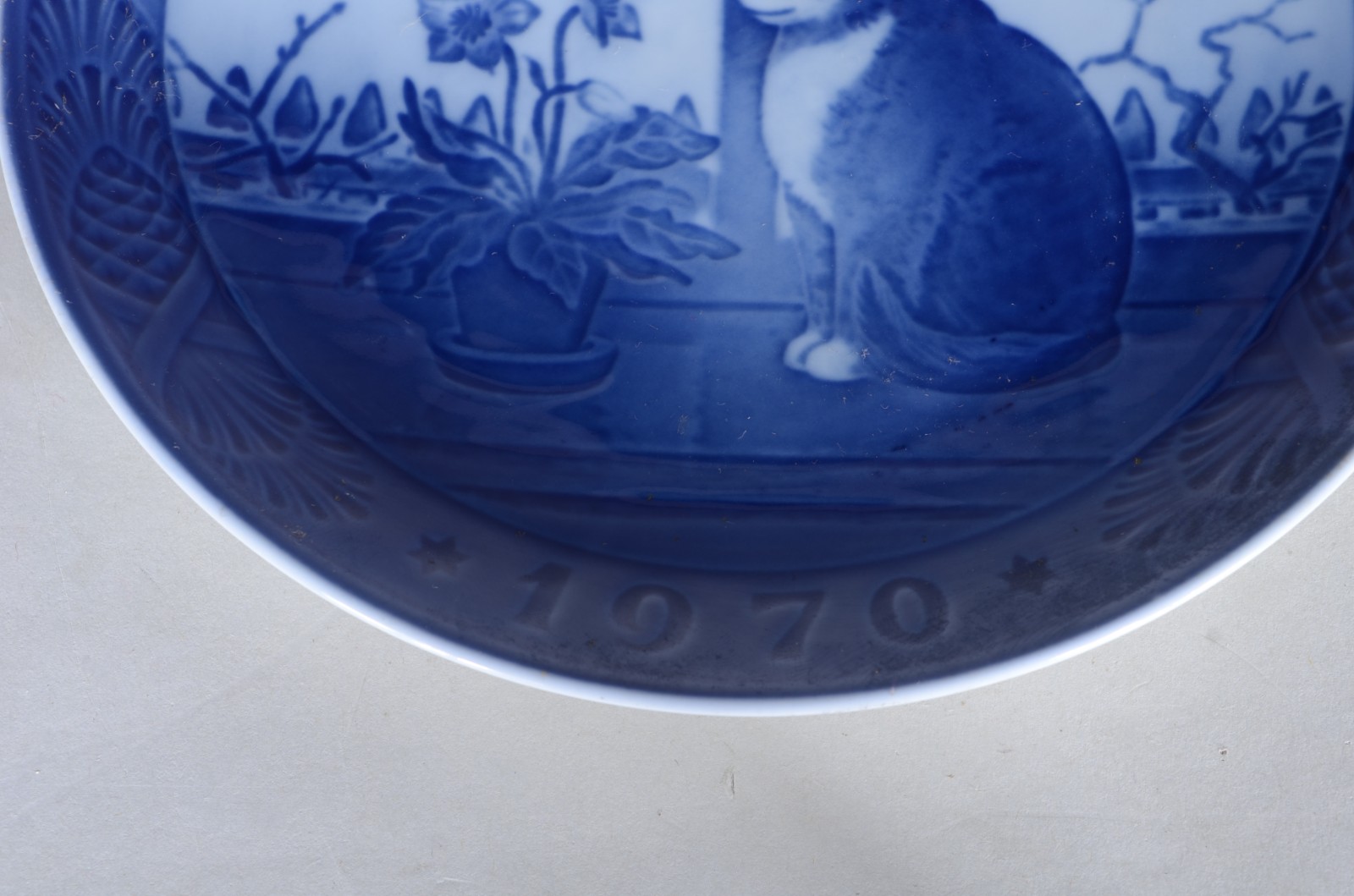 Par de pratos de porcelana dinamarquesa em tons de azul, decorados... - foto 5 de 7